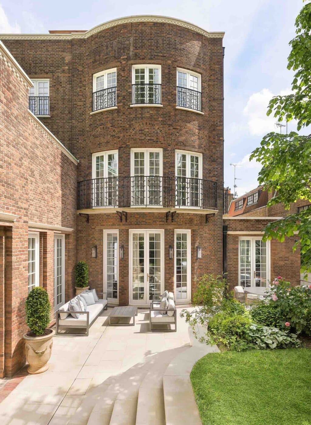 The curved red-brick garden facade of Fonteyn House